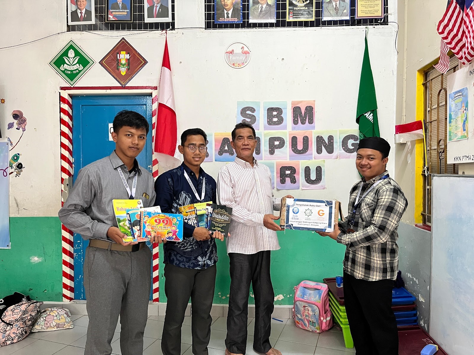 Mahasiswa KKN UNIDA Gontor Salurkan Buku untuk Sanggar Bimbingan Kampung Bharu